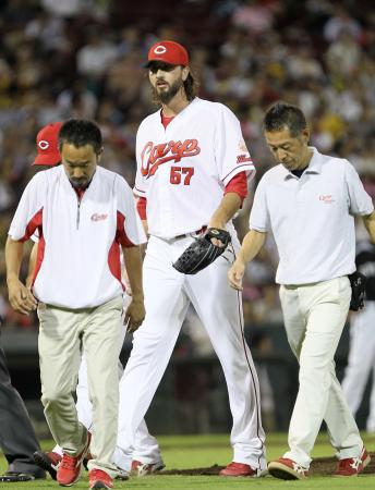　６日の阪神戦で途中降板したミコライオ（中央）＝撮影・北村雅宏