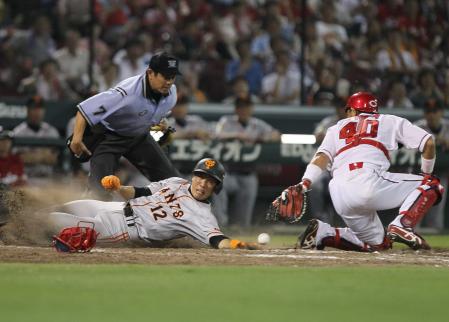 　８回、坂本の左飛で送球を倉（右）が落球、鈴木が生還し同点となる（撮影・出月俊成）