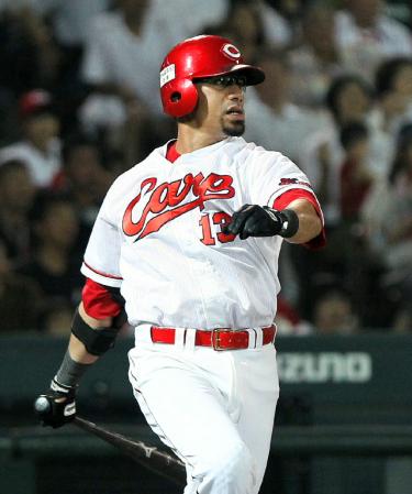 ７回、広島・キラは中前打を放つ＝マツダスタジアム