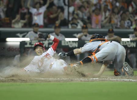 　９回、木村の右前打で菊池（左）が本塁を狙うもタッチアウト（捕手・阿部）＝撮影・出月俊成