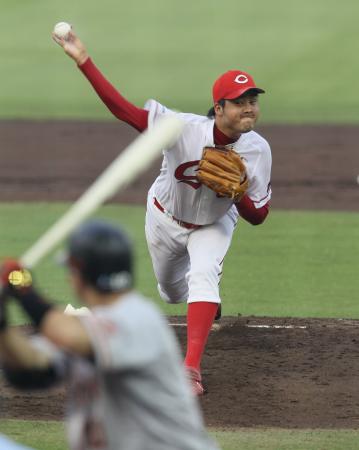 　８回、中崎（右）は寺内に中前打を浴び、二走橋本の生還を許す。捕手倉