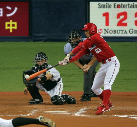 　８回、菊池は右前に同点打を放つ。捕手・藤井彰（撮影・山口　登）