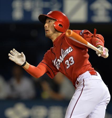 　７回、左越え二塁打を放つ菊池（撮影・会津智海）