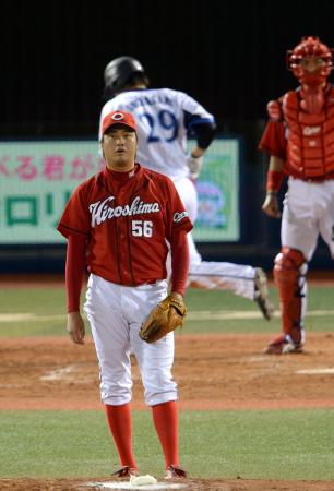 　４回、ＤｅＮＡの先発・国吉にも適時打を浴びぼう然と立ち尽くす中崎（撮影・北野将市）