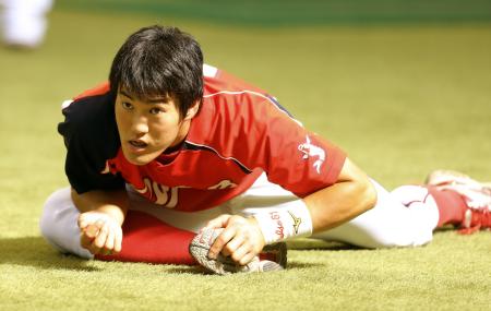 　ストレッチをする磯村（撮影・田中太一）
