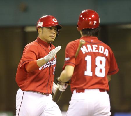 　５回、右越えソロを放ち、前田健（右）に迎えられる石原（撮影・田中太一）