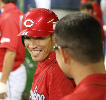 　７回、勝ち越しのスクイズを決めた木村はベンチでキラ（手前）から祝福され笑顔を見せる