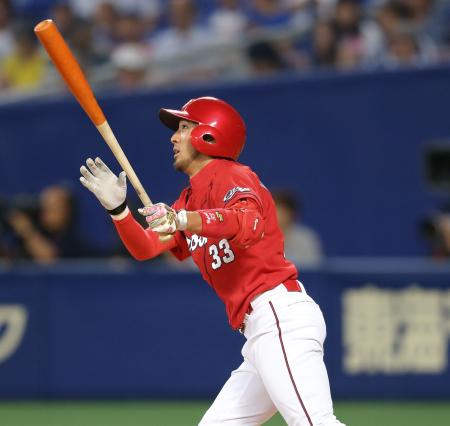 　１回、左中間へ先制ソロを放つ菊池（撮影・田中太一）