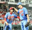 ４回、生還した菊池涼介の頭をなでるバリントン（右）＝マツダスタジアム（撮影・出月俊成）