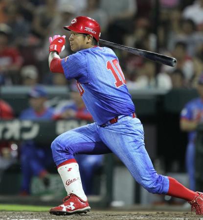 　４回、代打岩本は右前へ勝ち越し打を放つ（撮影・出月俊成）