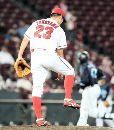 ８回、ブランコに追加点となるソロを浴びた横山＝マツダスタジアム（撮影・北村雅宏）