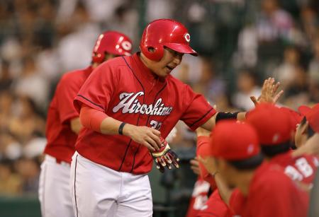 　２回、野村の右前打で生還しナインとハイタッチする松山（撮影・棚橋慶太）　