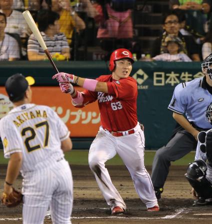 　６回、丸は左越えに勝ち越しソロを放つ（撮影・飯室逸平）　