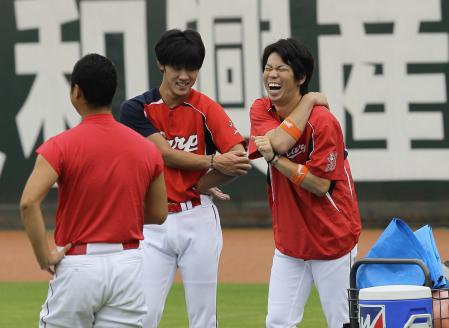 　中日戦への先発が予想される（左から）大竹、中村恭との指名練習で満面の笑みを見せる前田健（撮影・出月俊成）