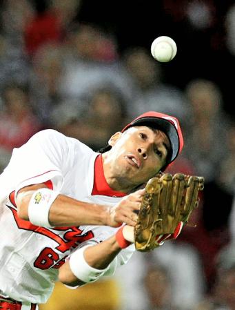 　８回、森野の飛球を落とす三塁手木村