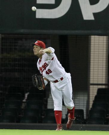 　３回、天谷は柳田の左飛でホームを狙う谷繁を阻止する（撮影・北村雅宏）