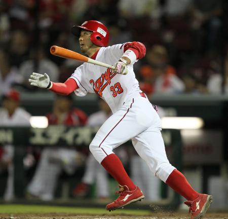 　３回、左中間に同点２ランを放つ菊池（撮影・出月俊成）