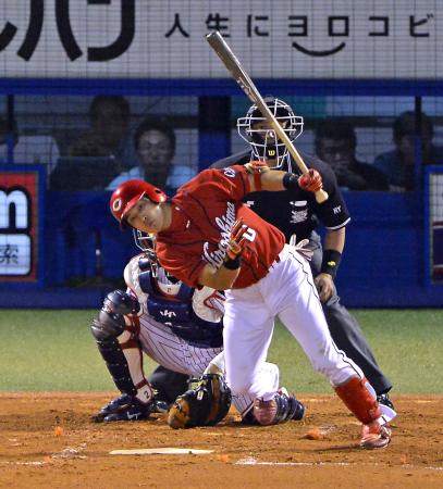 　２回、中前へ先制適時打を放つ上本（撮影・会津智海）