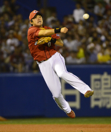 　一塁へジャンピングスローしてアウトにする上本（撮影・村中拓久）