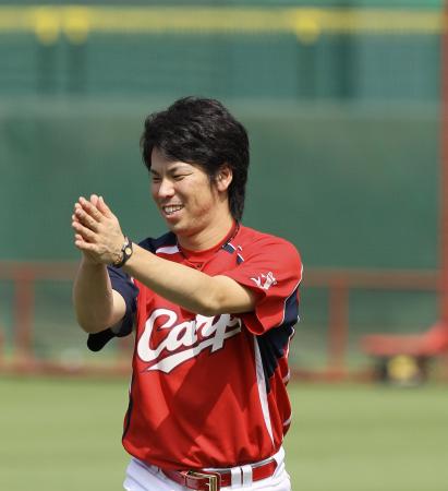 　笑顔でストレッチする広島・前田健（撮影・北村雅宏）