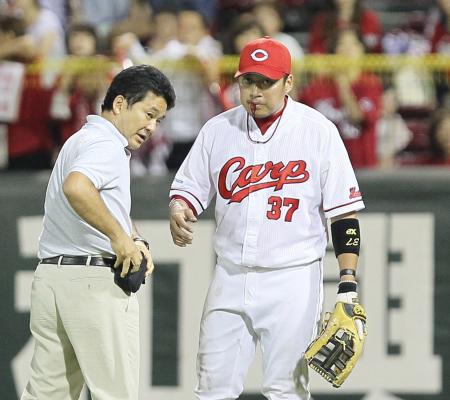 　８回、清水の打球を追った際に流血した松山