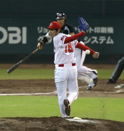 　２回、野村は西岡（奥）の打球にグラブを出すも捕れず（撮影・棚橋慶太）