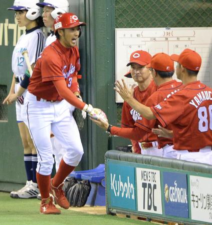 　６回、菊池は左越えに１０号ソロを放ち、野村監督（右から２人目）に迎えられて雄たけびをあげる（撮影・西岡　正）