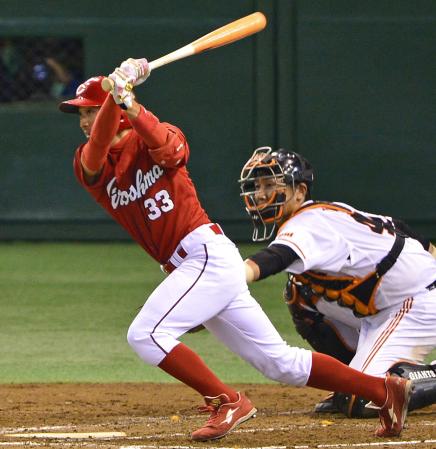 　３回、菊池は中前に同点適時打を放つ（撮影・吉澤敬太）