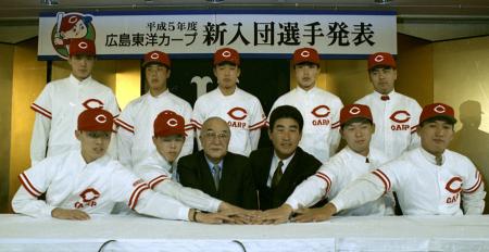 　９２年広島入団会見での菊地原（前列左端）