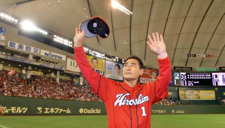 　試合後、東京のファンにあいさつをする前田智（撮影・吉澤敬太）