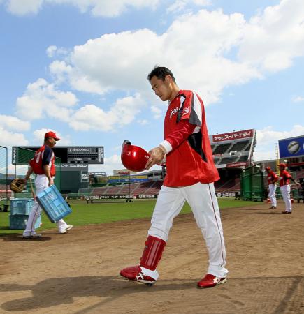 　マエダがマツダスタジアムに帰ってきた‐。青空の下、打撃練習に向かう前田智（撮影・出月俊成）