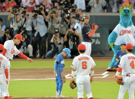 始球式で広島・前田智徳（左）からマウンドの立ち位置を指示される次男の晃宏君。キャッチャーは長男の浩由くん＝マツダ（撮影・保田叔久）