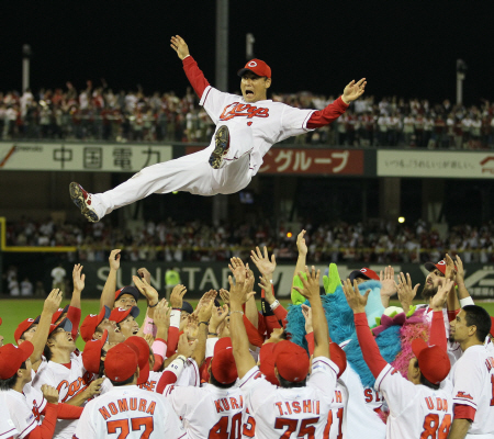 　ナインの手で胴上げされる前田智（撮影・出月俊成）