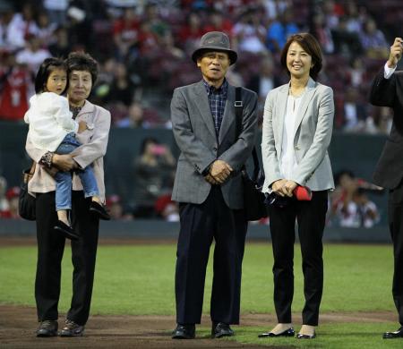 　引退試合で球場に姿を見せた（右から）妻・英美さん、父・秀則さん、母・美智子さん