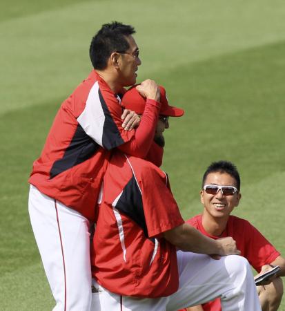 　病み上がりのエルドレッド（中央）を手荒く歓迎する野村監督（撮影・北村雅宏）