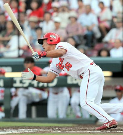 　６回、広島・下水流は中前適時打を放ち、プロ初打点を挙げる