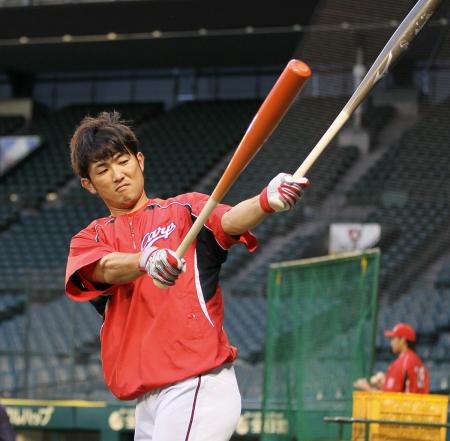 　決戦前日、ユニホームを着て３３歳の誕生日を迎えた広島・梵