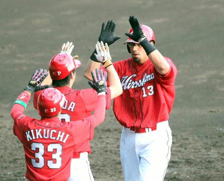 ５回広島、２死一、二塁、勝ち越し３ランを放ったキラは広島・前田健太らに迎えられハイタッチで生還する＝甲子園（撮影・飯室逸平）