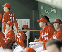 　下克上の夢破れ、ベンチでぼう然とするナインの中をベンチ裏へ引き揚げる野村監督（中央奥）＝撮影・出月俊成