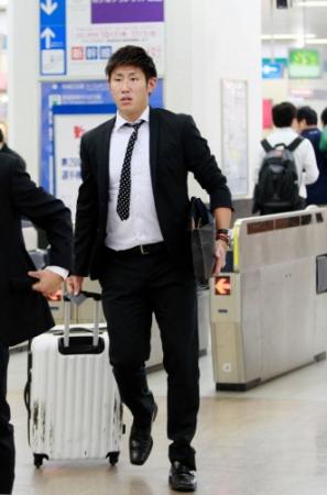 　フェニックス・リーグ参加に向け、新幹線で博多へと向かう広島・中田＝広島駅新幹線口