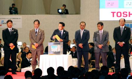 　１０年、ドラフト会議で１位指名した早大・大石の抽選くじを引く野村監督（左から３人目）