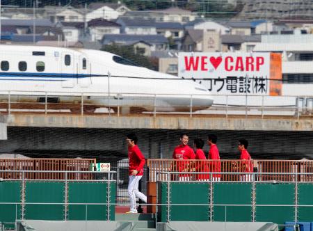 　球場のコンコースを前田健（左端）らと一緒に笑顔でランニングする大竹（左から２人目）。カープ愛を貫くのか？はたまた新幹線に乗って他球団へ？（撮影・出月俊成）