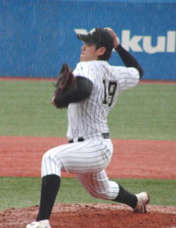 　雨の中でも制球を乱さず完封勝ちの亜大・九里亜蓮投手