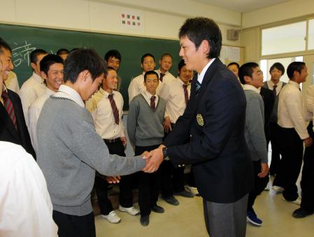 　母校を訪問し、後輩たちにエールを送った亜大・久里（右）＝撮影・出月俊成