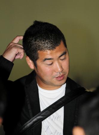 　記者の囲み取材に応じる大竹（撮影・北村雅宏）