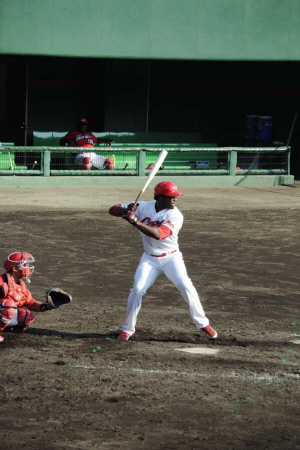 紅白戦で２発目を左中間へ運んだドミニカからの練習生・ロサリオ＝日南・天福球場