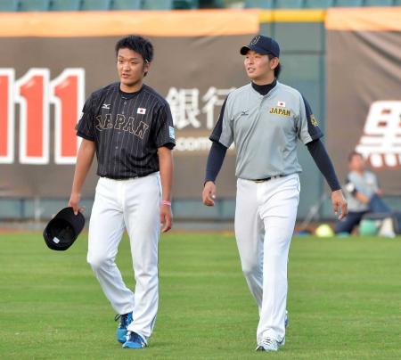 　試合前の練習を終え、ベンチに引き揚げる松田（左）と大瀬良