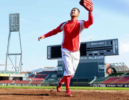 　慣れ親しんだ本拠地のグラウンドで軽快に練習する大竹（撮影・出月俊成）　