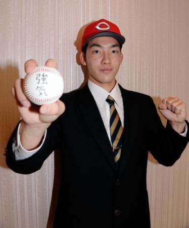 仮契約を終えボールに「強気」と記しポーズをとる中村（撮影・開出　牧）
