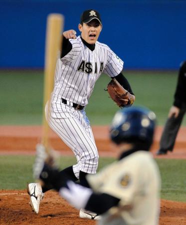 　１回、甲川を空振り三振に打ち取る亜大・九里（撮影・吉澤敬太）